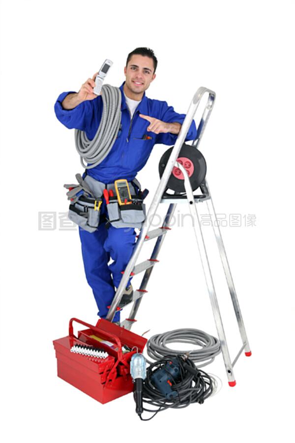 被设备包围的男电工 在器材的丛林中守护光明